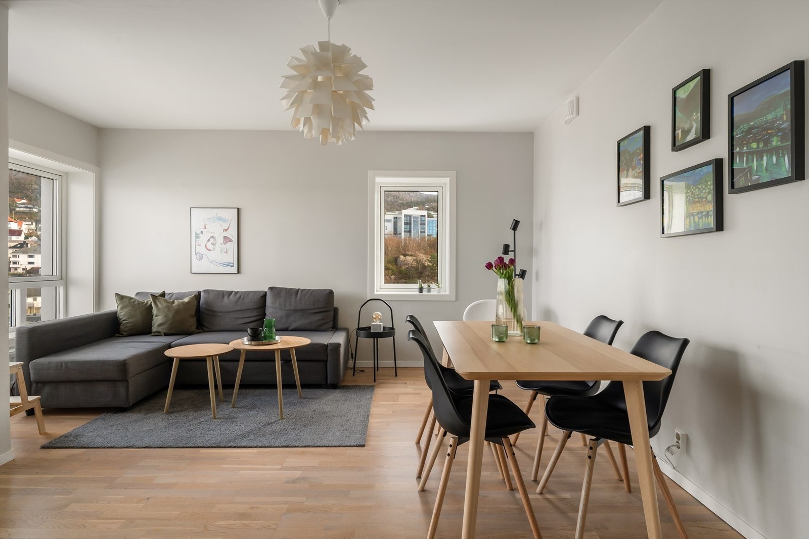 Leiligheten ligger fint til i byggets 6. etasje med adkomst via heis eller felles trappegang. Galleribilde