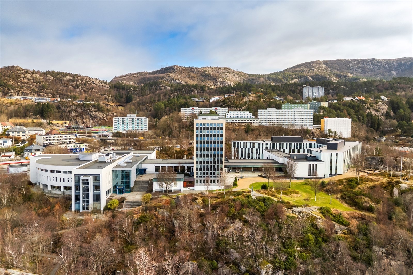 NHH er innen gangavstand fra leiligheten. Galleribilde