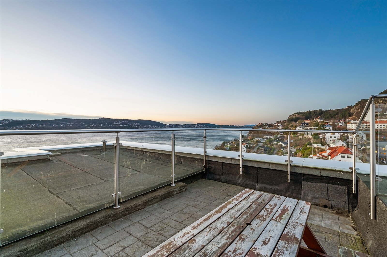 Felles takterrasse med nydelig utsikt. Galleribilde