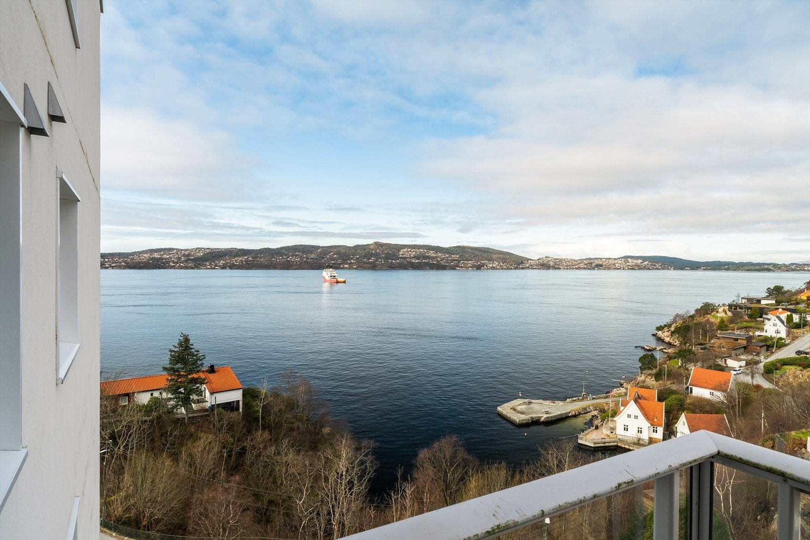 Leiligheten har en sentrumsnær og god beliggenhet på Fagernes i Ytre Sandviken. Fra egen balkong kan man nyte fantastisk utsikt over Byfjorden. Galleribilde