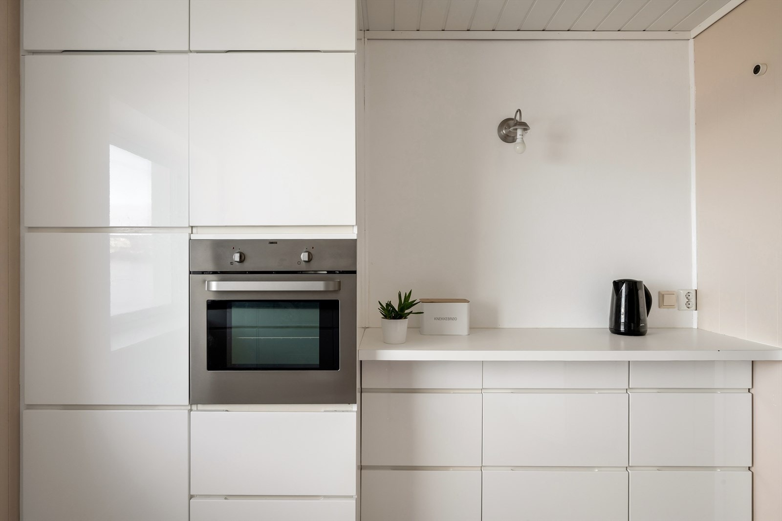 Kjøkkenet er ellers moderne innredet med integrerte hvitevarer som ovn, platetopp med induksjon, oppvaskmaskin og kjøleskap med frysedel. Galleribilde
