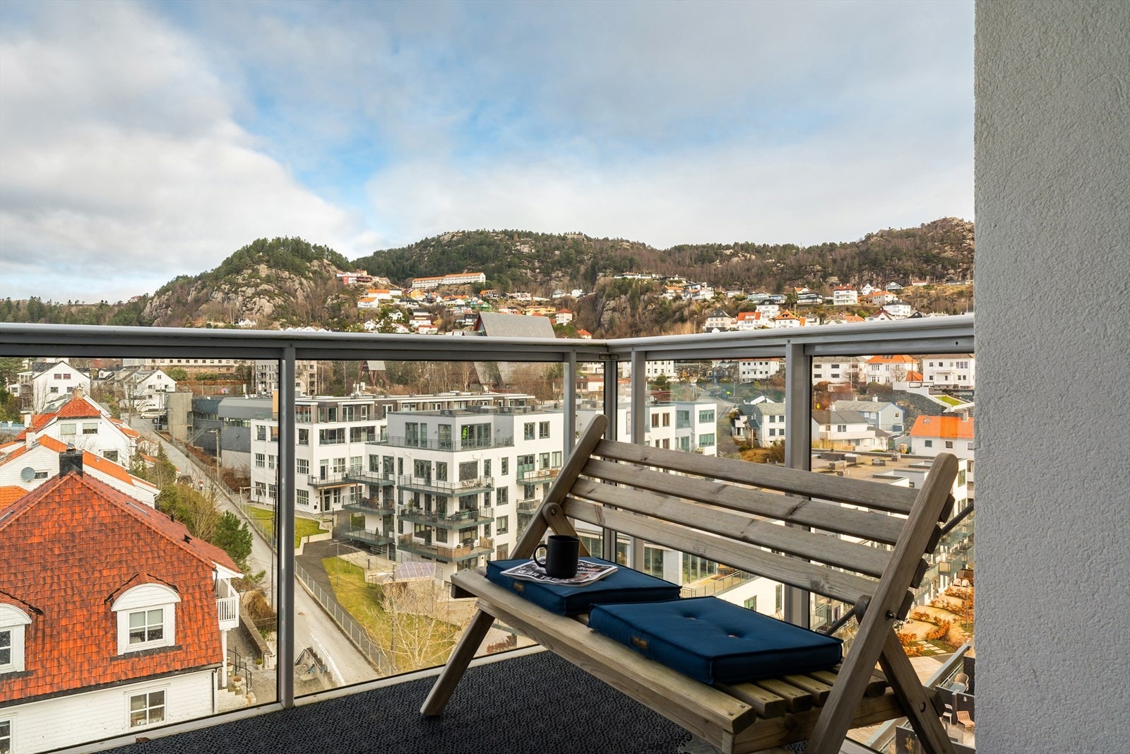 Området kan by på nydelige turløyper, herunder Eidsvågfjellet, Munkebotn, Sandviksfjellet og Stoltzekleiven for å nevne noen. Kort vei til badeplass i Biskopshavn og til Nyhavn/Elsero i Gamle Bergen. Galleribilde