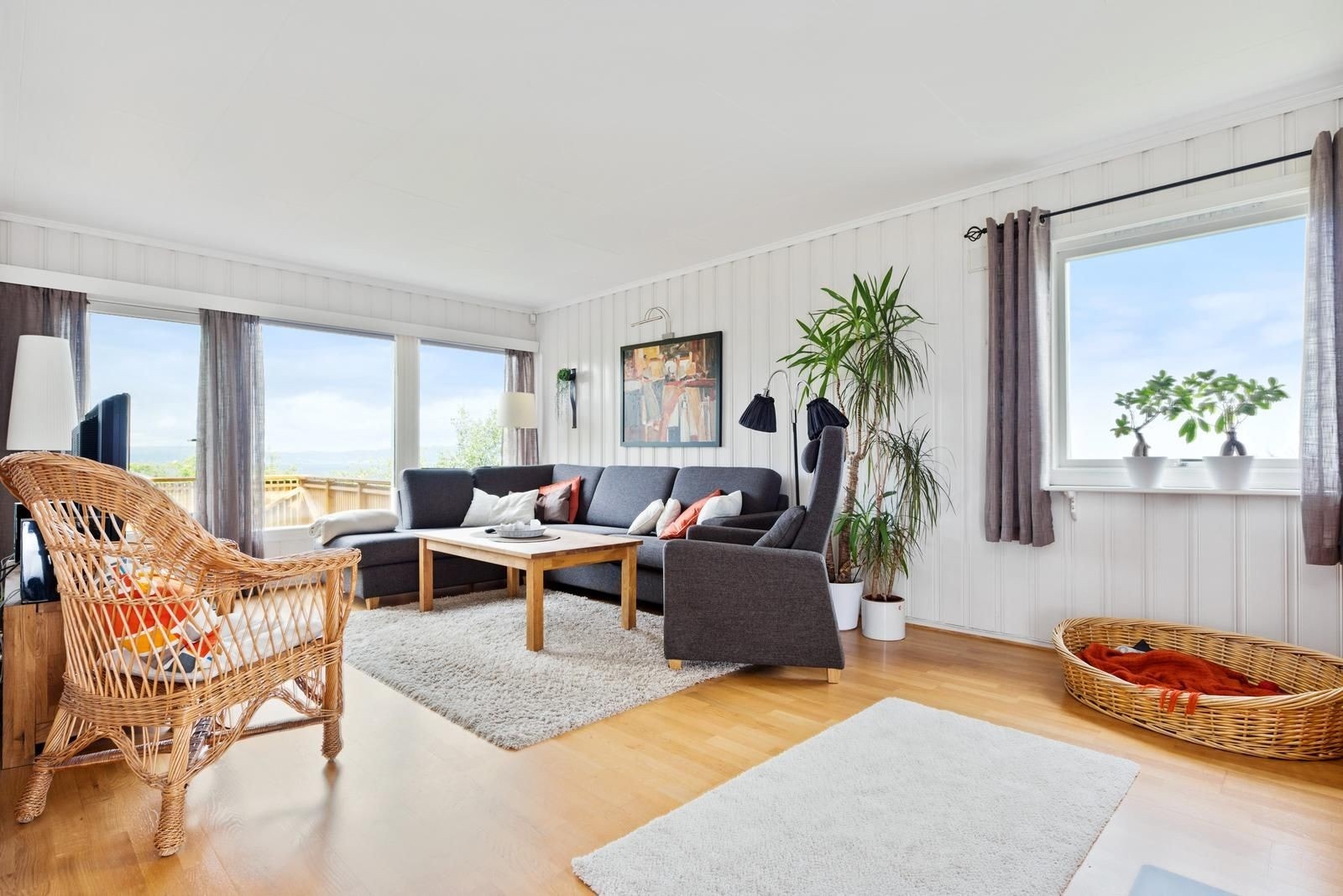 Stue. Den er delt i to, så halve stuen går til soverom per dags dato. Galleribilde