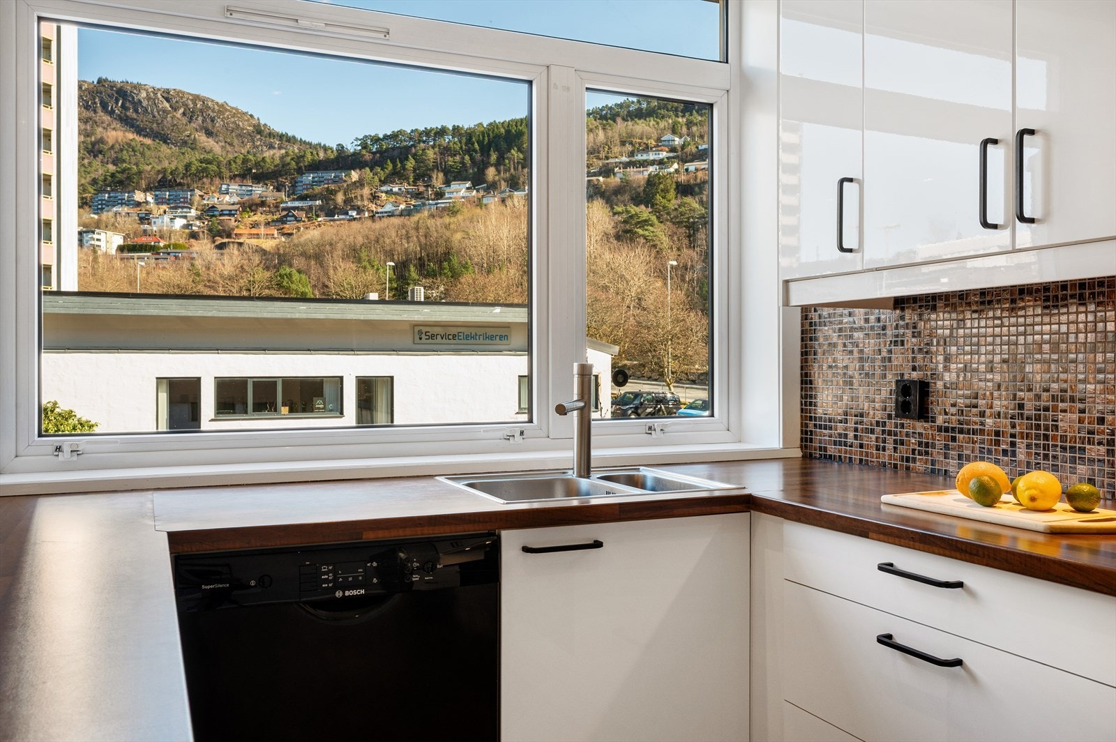 Nydelig utsikt og ikke minst masse naturlig lys inn på kjøkkenet fra den store vindusflaten. Galleribilde