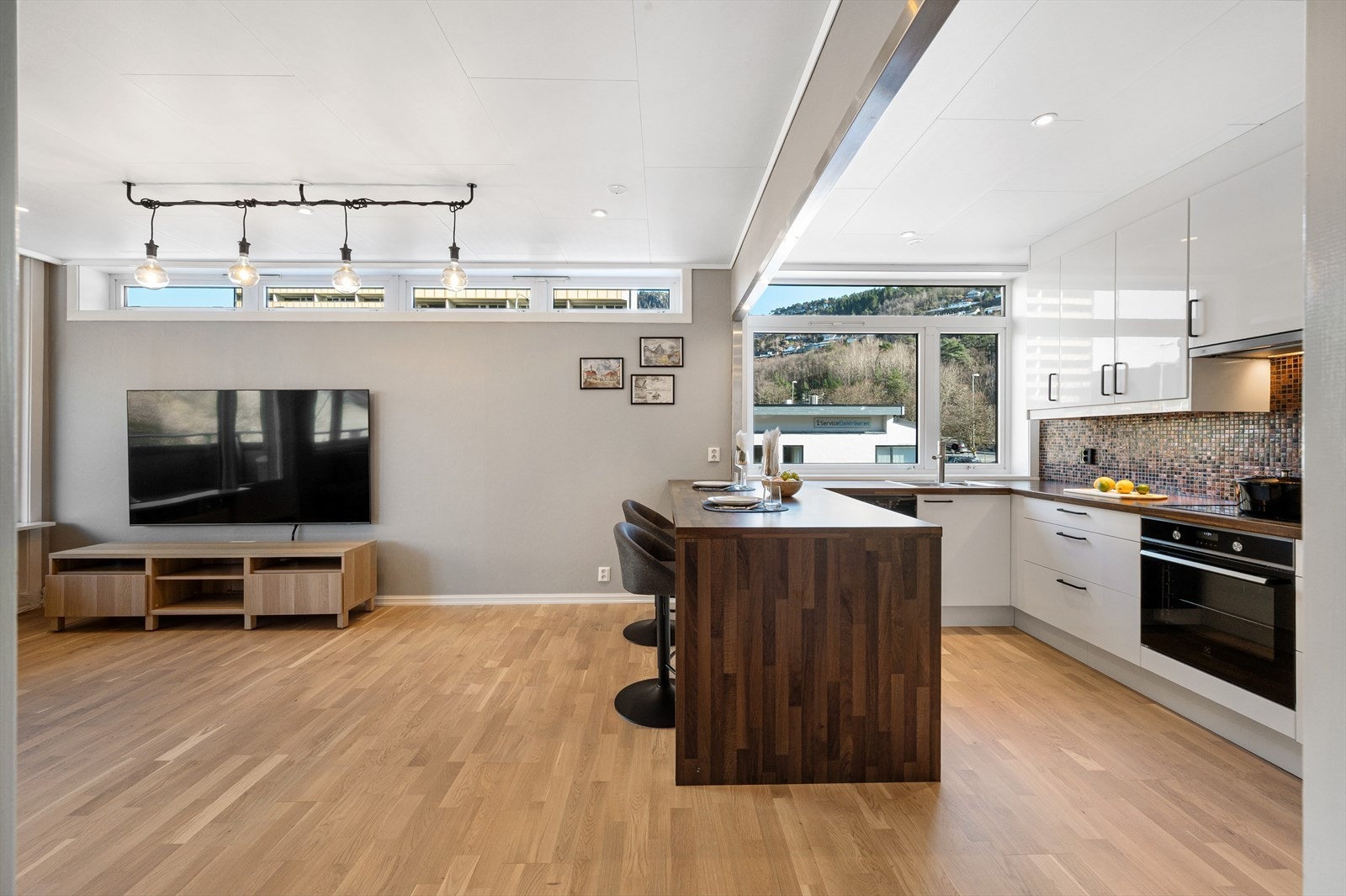 Den åpne stue/kjøkkenløsningen gjør at rommet føles meget romslig og gir en god atmosfære. Galleribilde