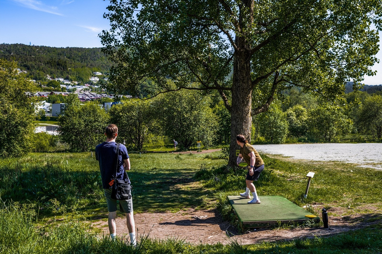 Frisbeegolfbane rundt Lynghaugtjernet er i kort avstand fra boligen Galleribilde