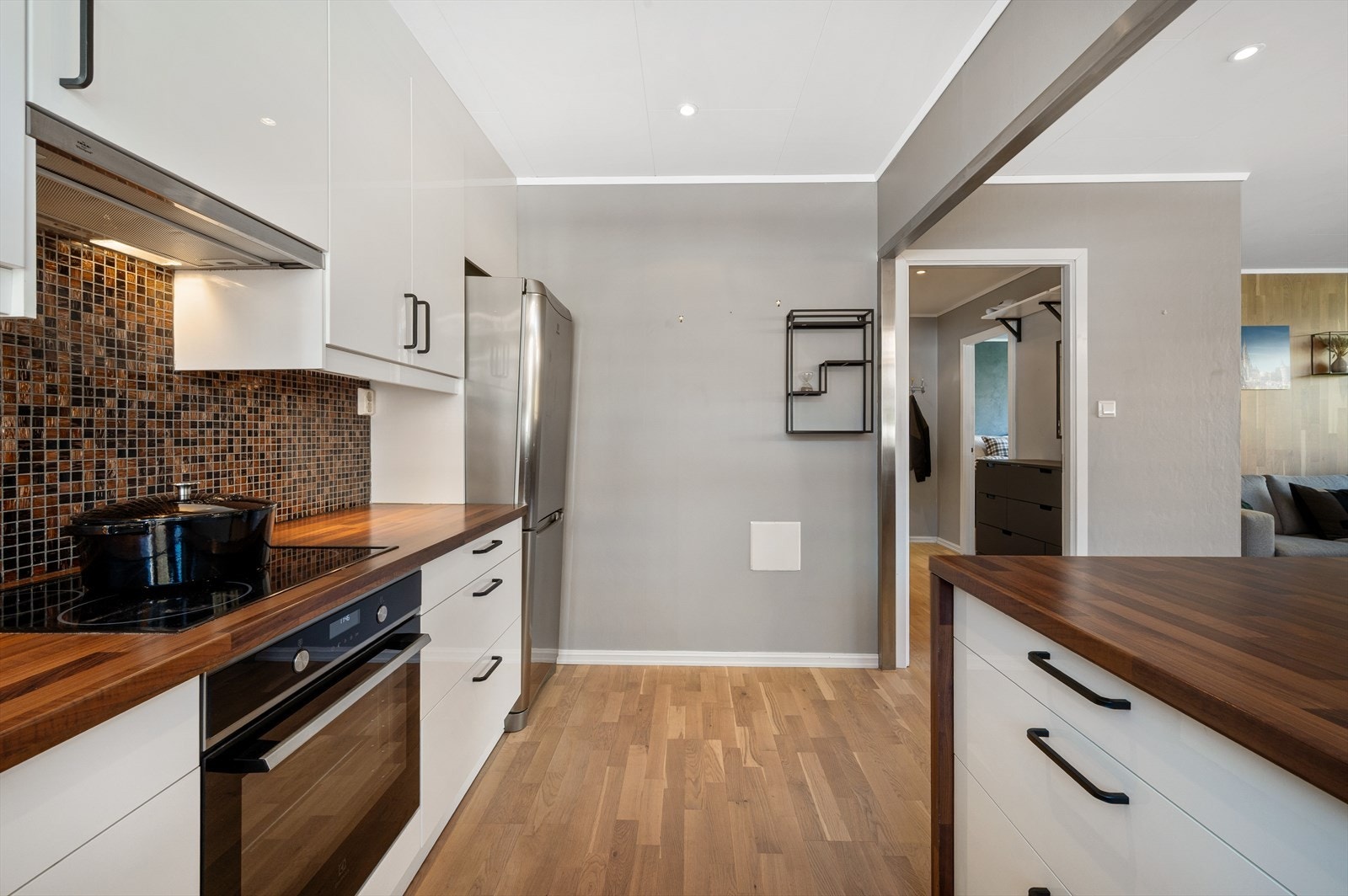 Det er rikelig med skap- og benkeplass. Galleribilde