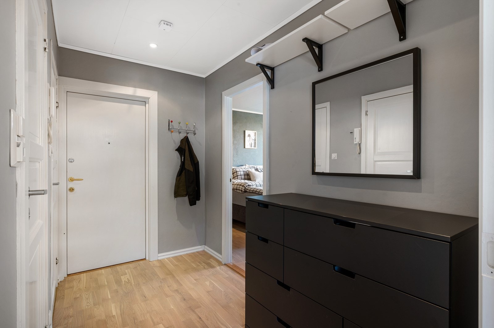 ute i selve gangen er det også god plass til møblement og henge opp yttertøy og sko. Galleribilde