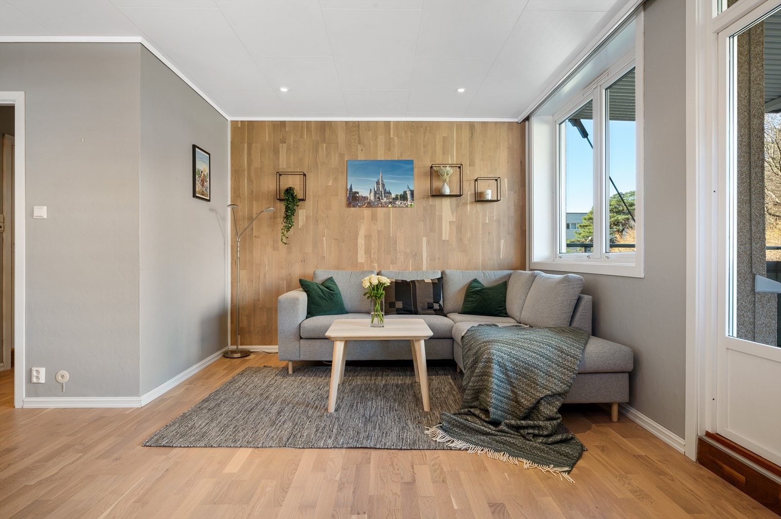 God plass til en stor sittegruppe i stuen. Galleribilde