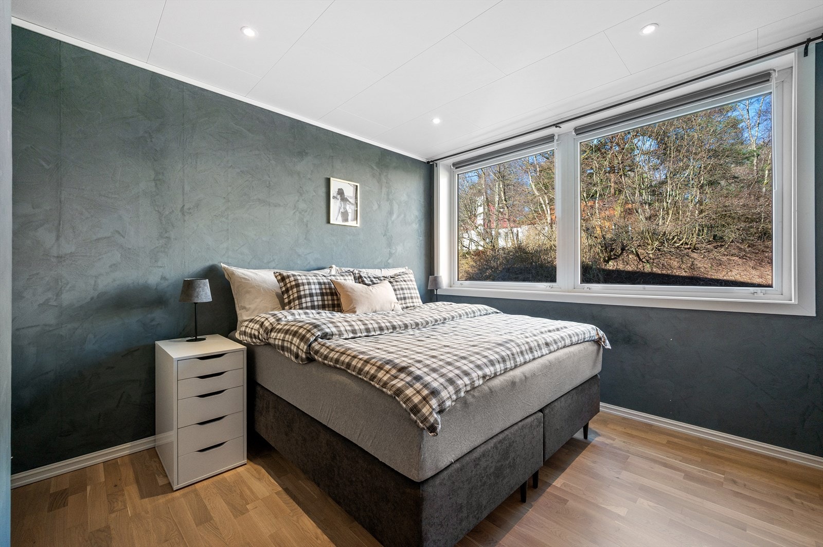 Soverommet er av meget god størrelse med god plass til en stor dobbeltseng og tilhørende nattbord. Galleribilde