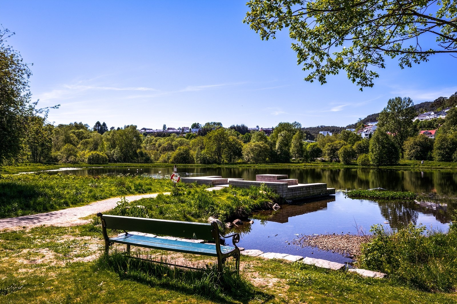 Turen rundt Lynghaugtjernet er en koselig og kort spasertur hvor en kan nyte en is på varmere dager på bryggen. Galleribilde