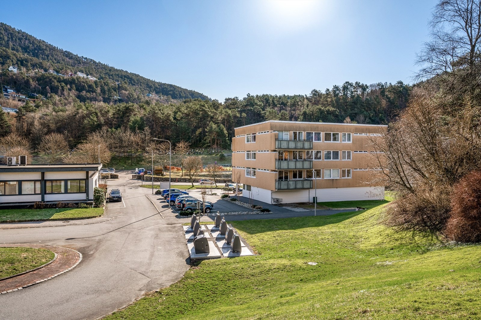 Fasade. Bossystemet du ser i bildet er rett utenfor blokken hvor en kan kaste restavfall, glass/hermetikk, papp og plass. Galleribilde