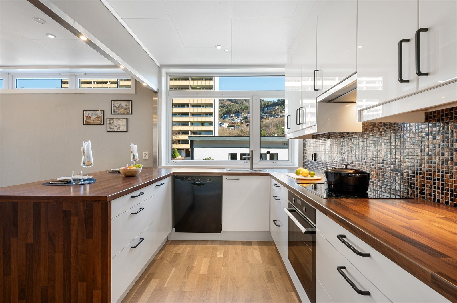 Kjøkkenet er av meget god størrelse. Galleribilde