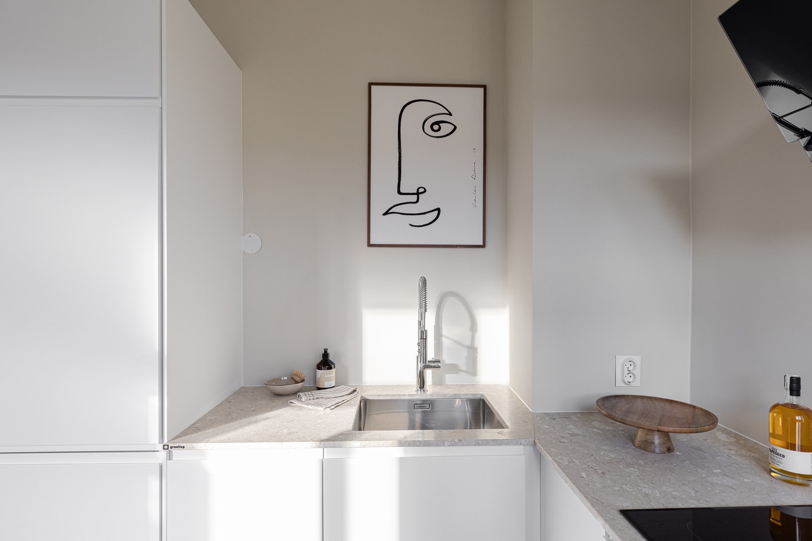 Kjøkkenet er godt utnyttet og har mye skap- og benkeplass. Galleribilde