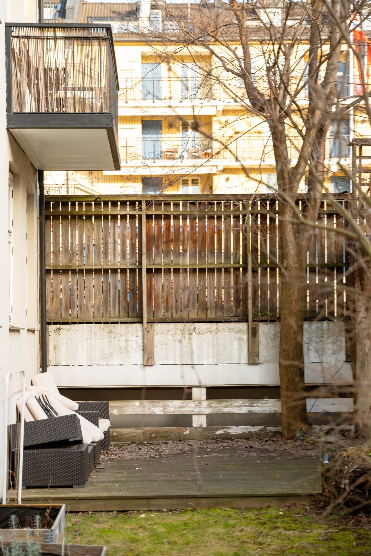 I sameiet er det en hyggelig bakgård med sittegruppe. Galleribilde