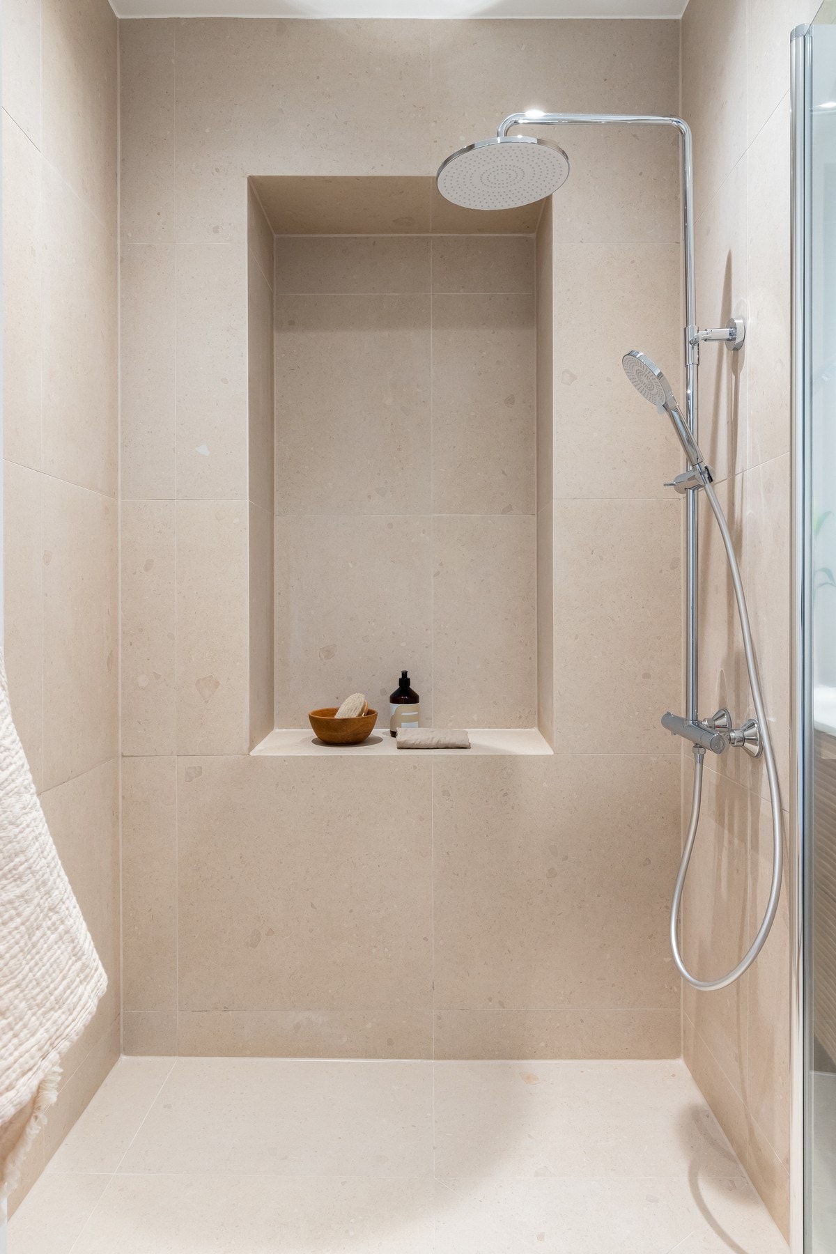 I 2025 ble det lagt flis på flis på gulvet og deler av veggene, samt våtrommaling på resterende veggene. Det ble også satt inn ny innredning, blandebatterier og dusjgarnityr/ dusjvegg. Galleribilde