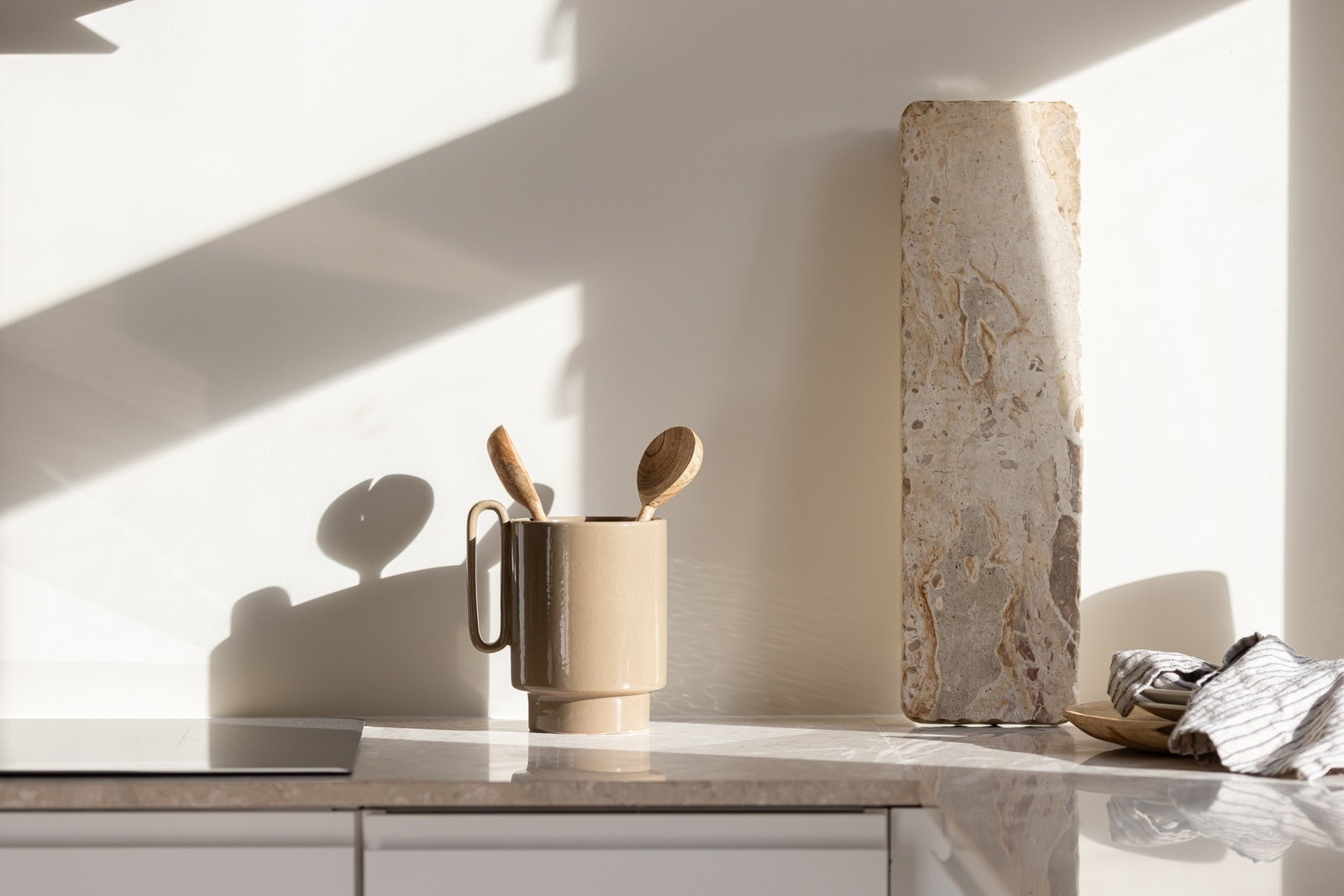 På kjøkkenet er det en nedfelt induksjonstopp og underlimt oppvaskkum. Galleribilde