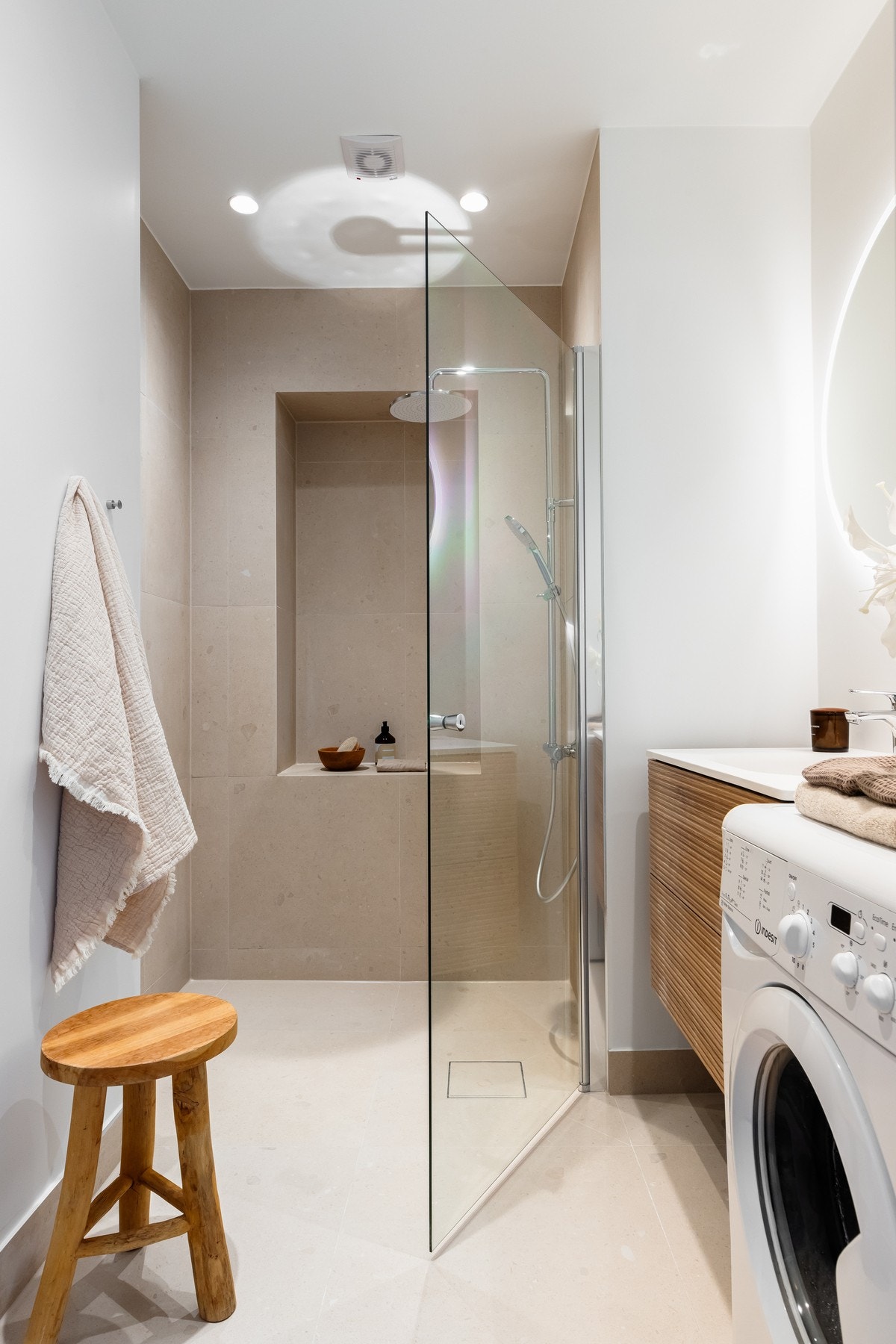 Badet er moderne med stilrene fliser og lekker innredning. Galleribilde