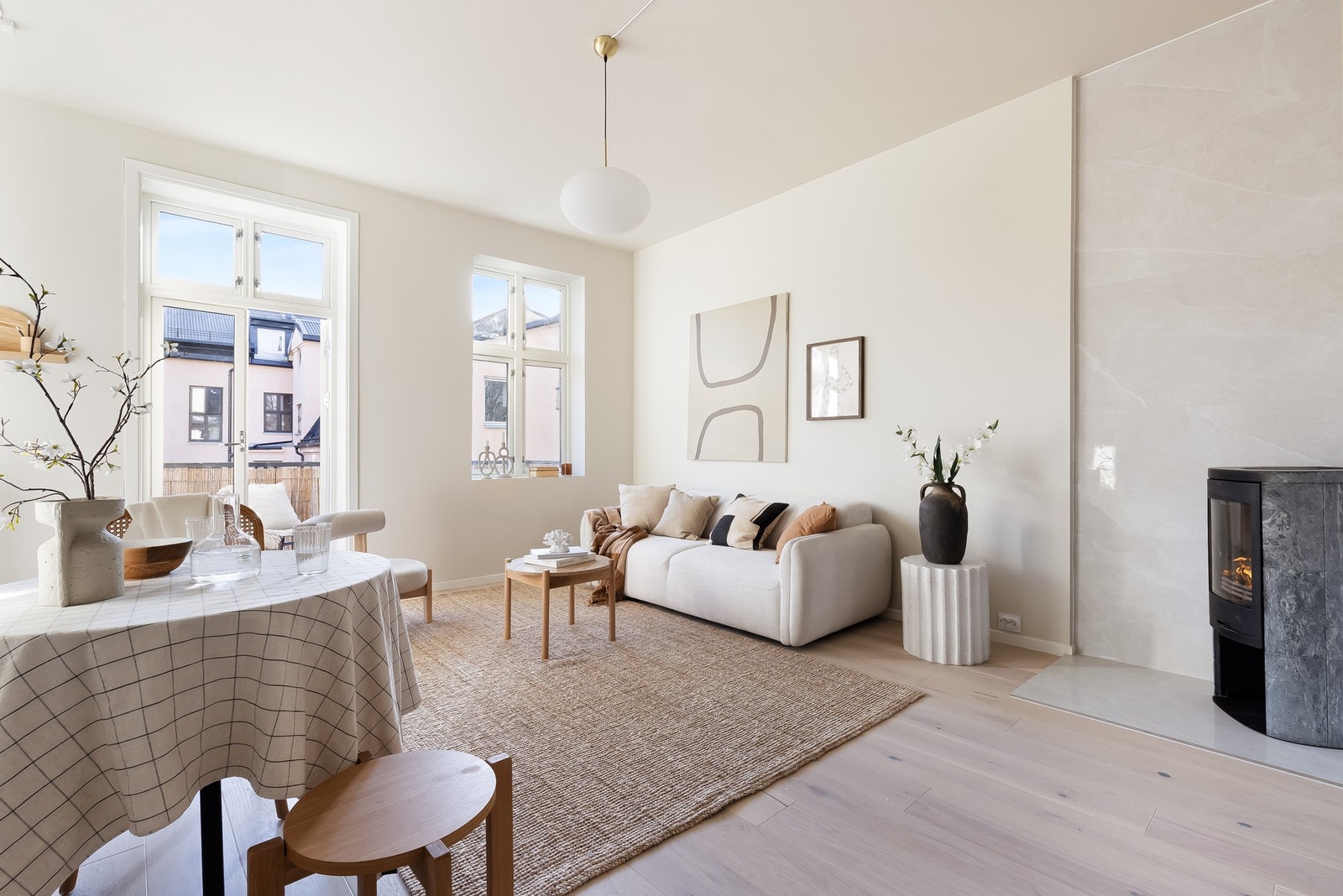 Her er det store vindusflater som slipper inn rikelig med naturlig lys. Galleribilde