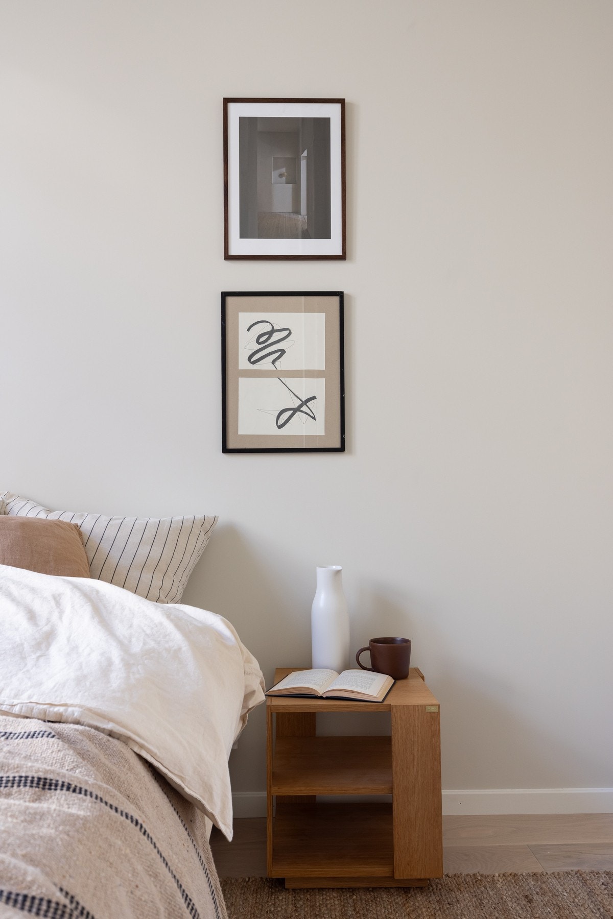 Det store vinduet gir godt med dagslys samtidig som beliggenheten mot den rolige bakgården sikrer en fredelig atmosfære. Galleribilde