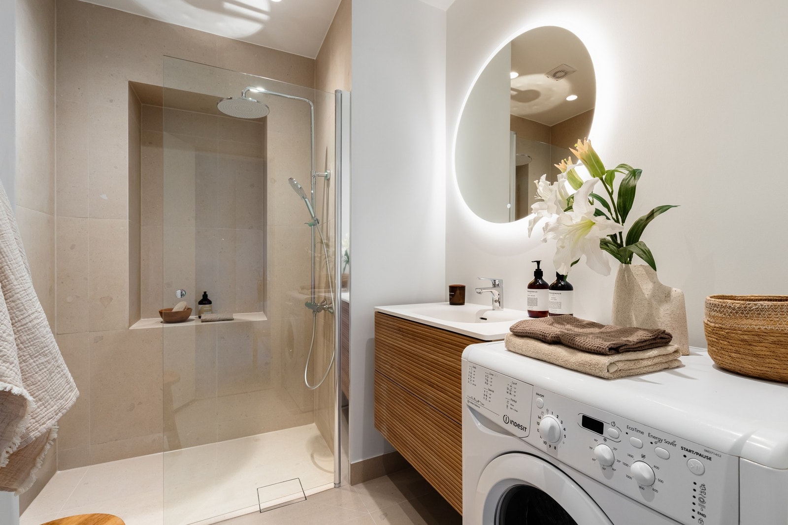 Badet er utstyrt med innredning med nedfelt servant, speil med belysning og dusjvegger/hjørne. Det er også opplegg for vaskemaskin. Galleribilde