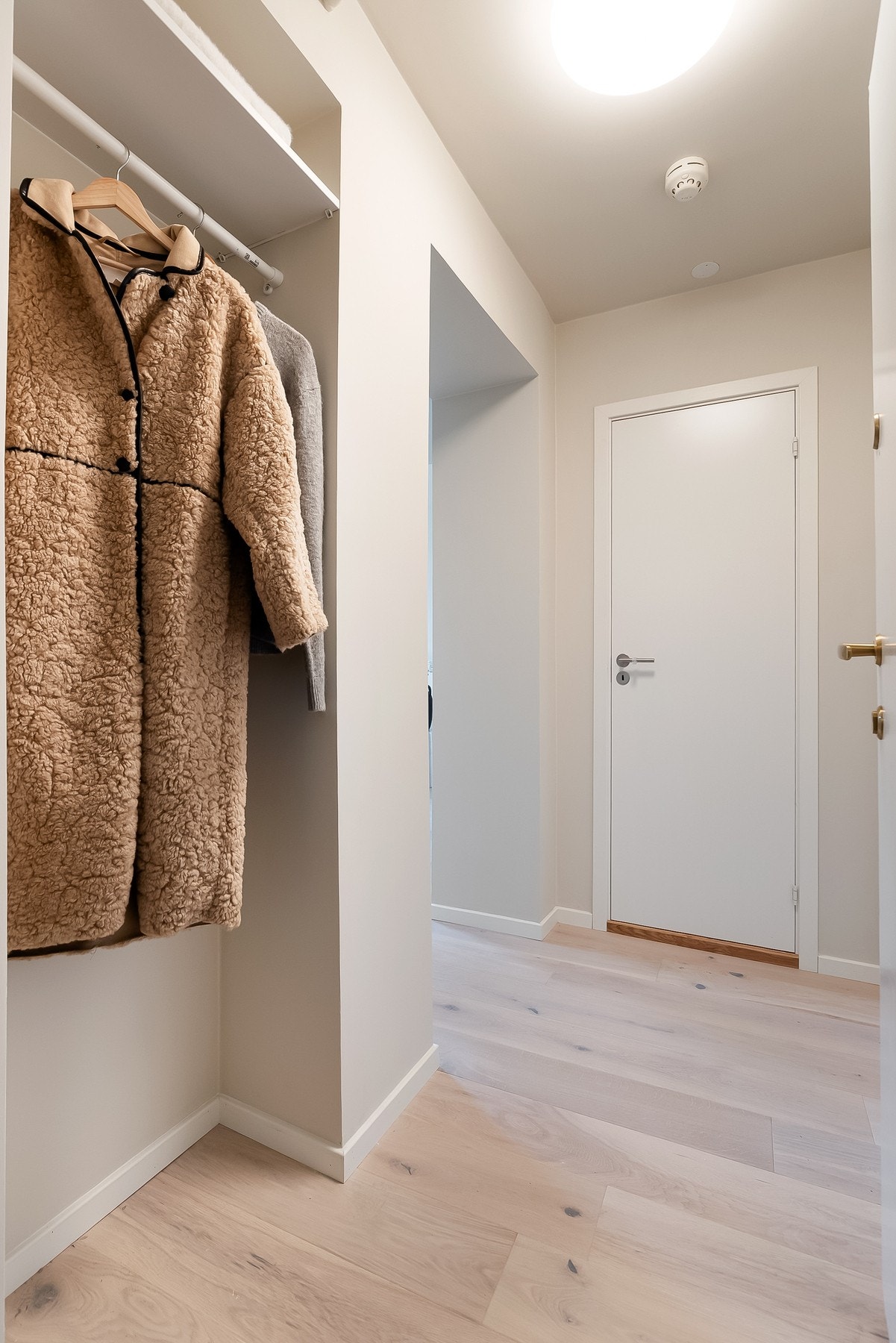 Velkommen inn i det som kan bli ditt/deres nye hjem! Leiligheten har en innbydende entré med god plass til oppheng av yttertøy og oppbevaring av sko. Galleribilde