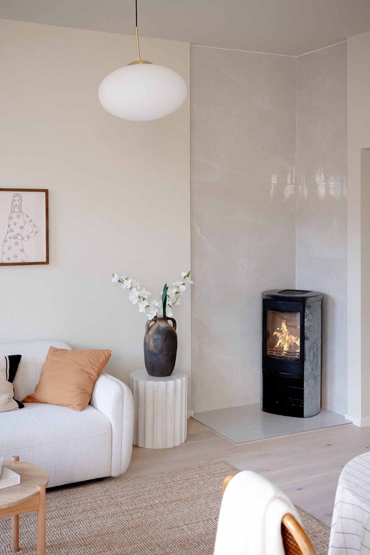 I stuen er det peisovn som sørger for både varme og hygge på kaldere høst- og vinterdager. Galleribilde