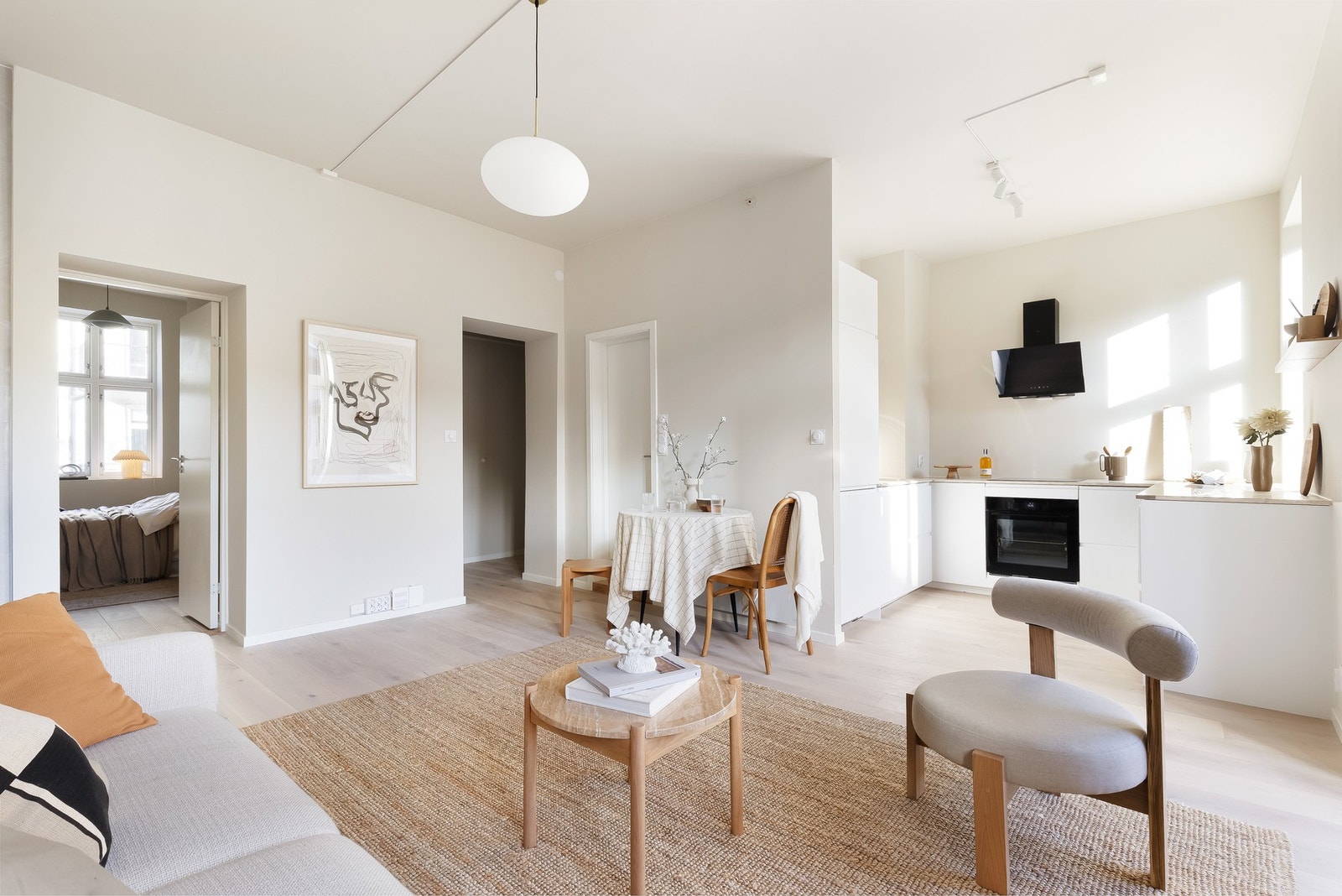 I stuen er det god plass til både sofagruppe, salongbord og TV/mediemøblement. Galleribilde