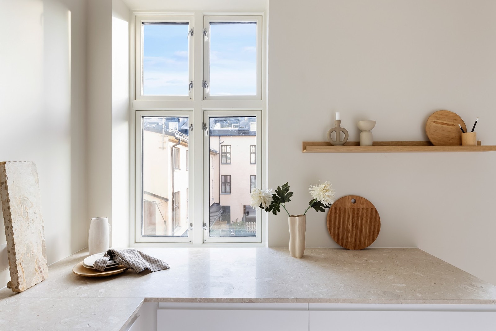 Av integrerte hvitevarer er det stekeovn, kjøl- og fryseskap og oppvaskmaskin - disse medfølger naturligvis ved salg. Galleribilde