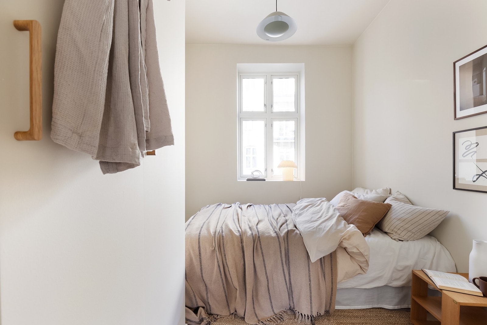 I leiligheten er det totalt to lyse soverom. Hovedsoverommet er romslig og har plass til dobbeltseng, nattbord og garderobeløsning. Galleribilde