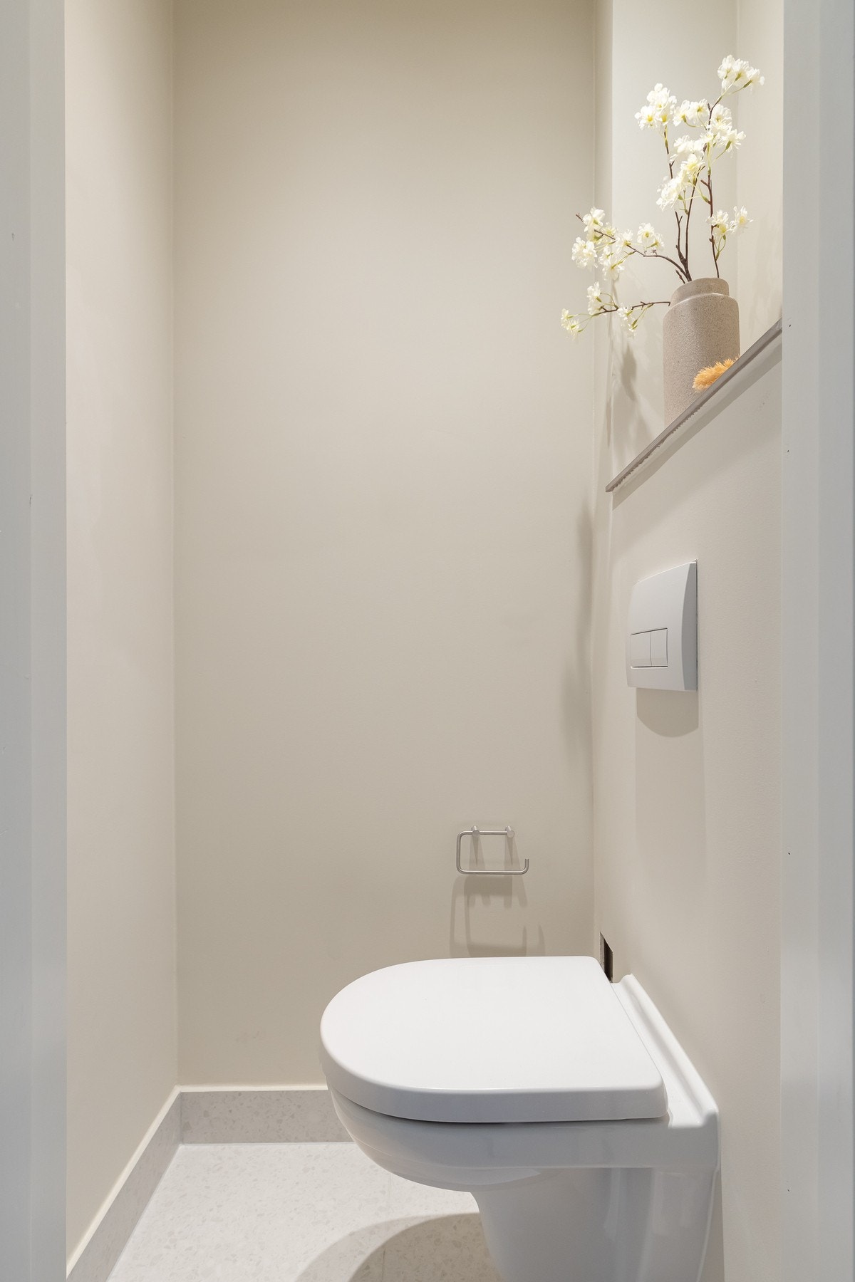 I leiligheten er det også et praktisk toalettrom som er utstyrt med toalett. Galleribilde