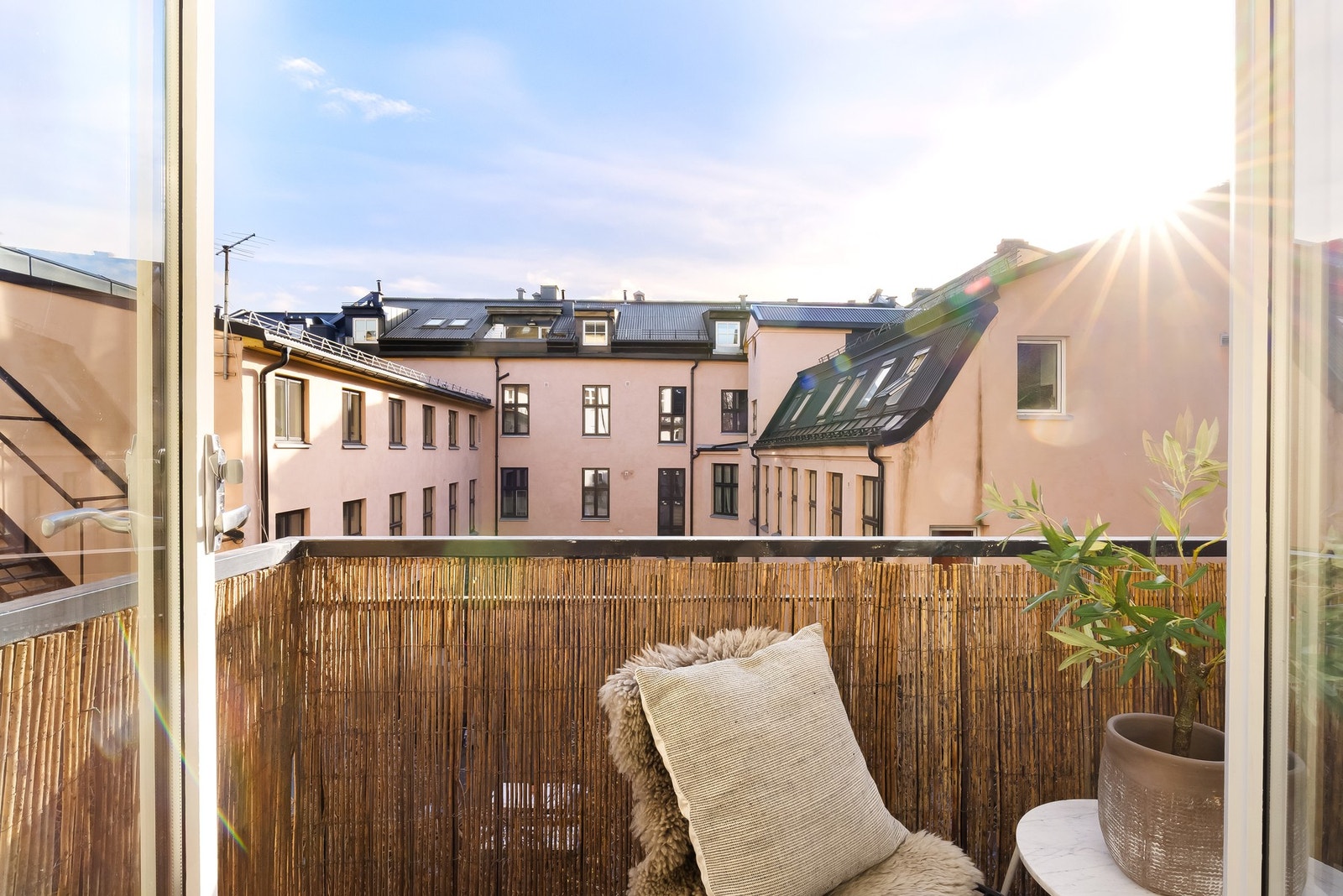 Dette er en lys og strøken 3-roms leilighet beliggende skjermet til på Grünerløkka i indre bakgård. Galleribilde