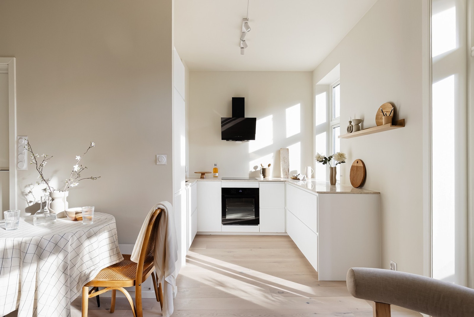 Det lekre kjøkkenet ligger fint og naturlig adskilt fra stuedelen. Kjøkkenet er nytt nå i 2025. Galleribilde