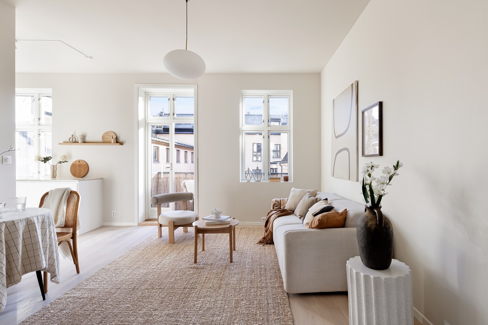 Stuen og kjøkkenet ligger i åpen løsning som gir et sosialt allrom. Galleribilde