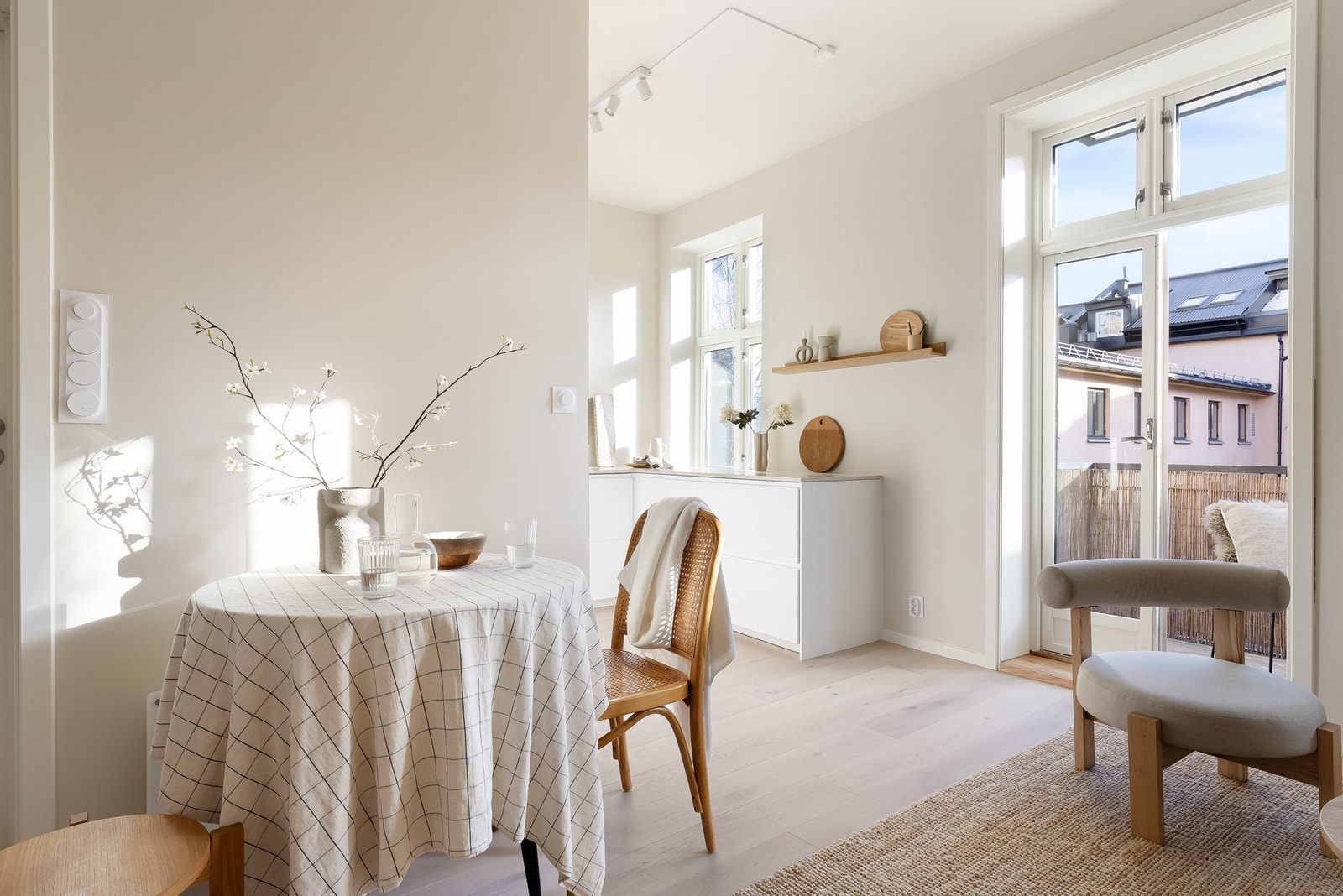 Her er det også plass til spisebord hvor du kan invitere til hyggelige lag! Galleribilde