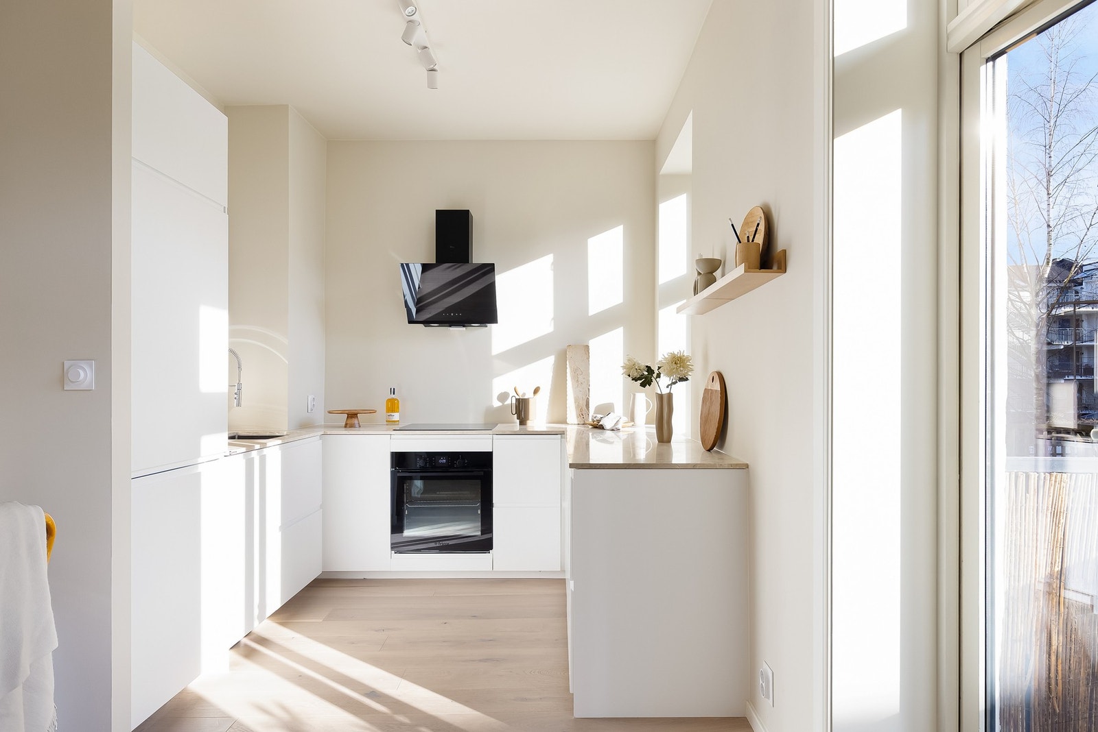 Kjøkkeninnredningen er fra IKEA og har fabrikklakkerte fronter og en lekker terrasso stein benkeplate. Galleribilde