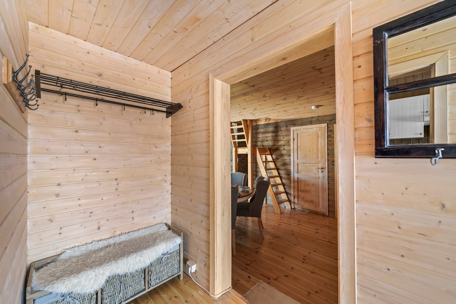 God plass til å henge fra seg yttertøy og sko i gangen Galleribilde