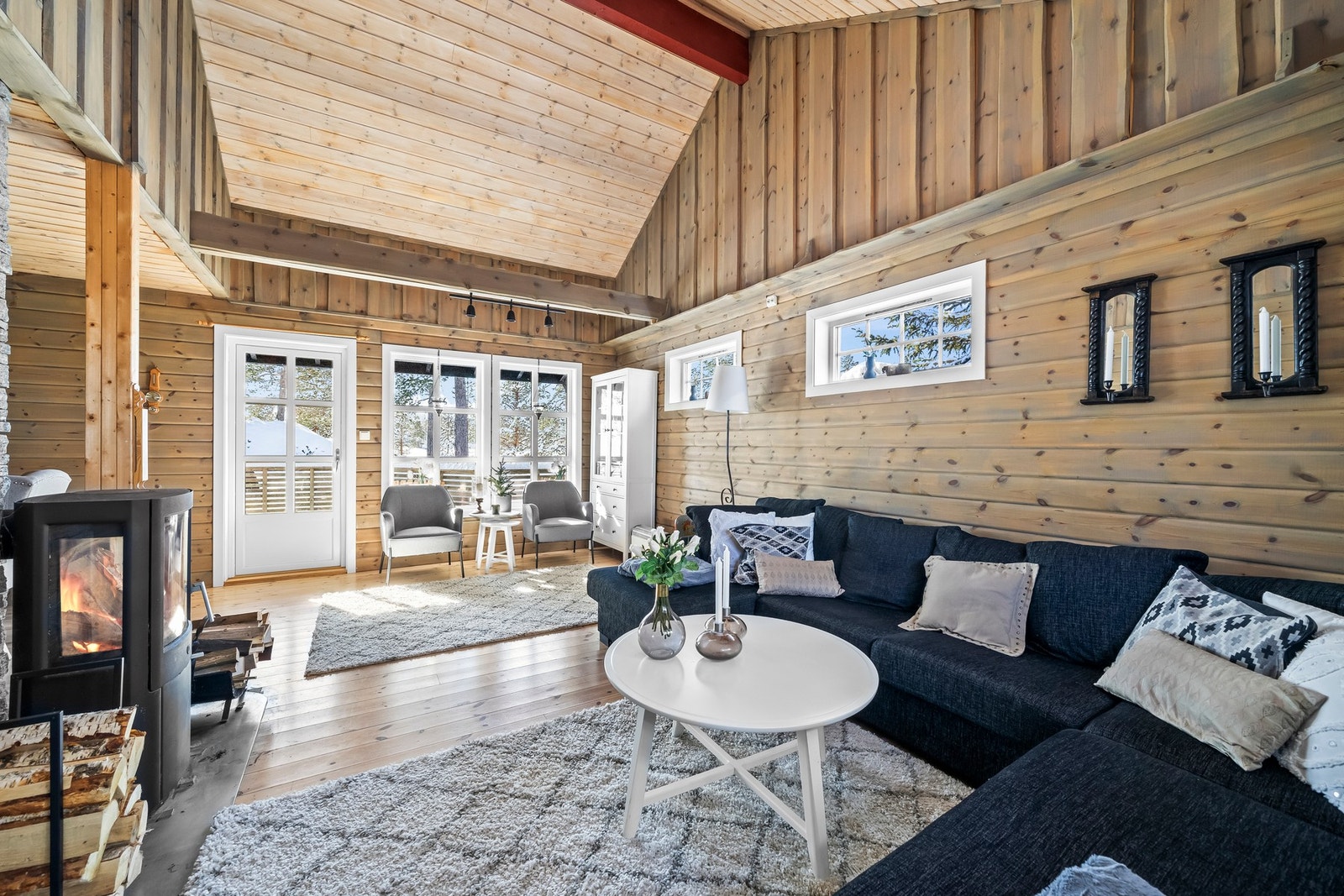 God takhøyde i stua, gir et luftig og åpent inntrykk Galleribilde