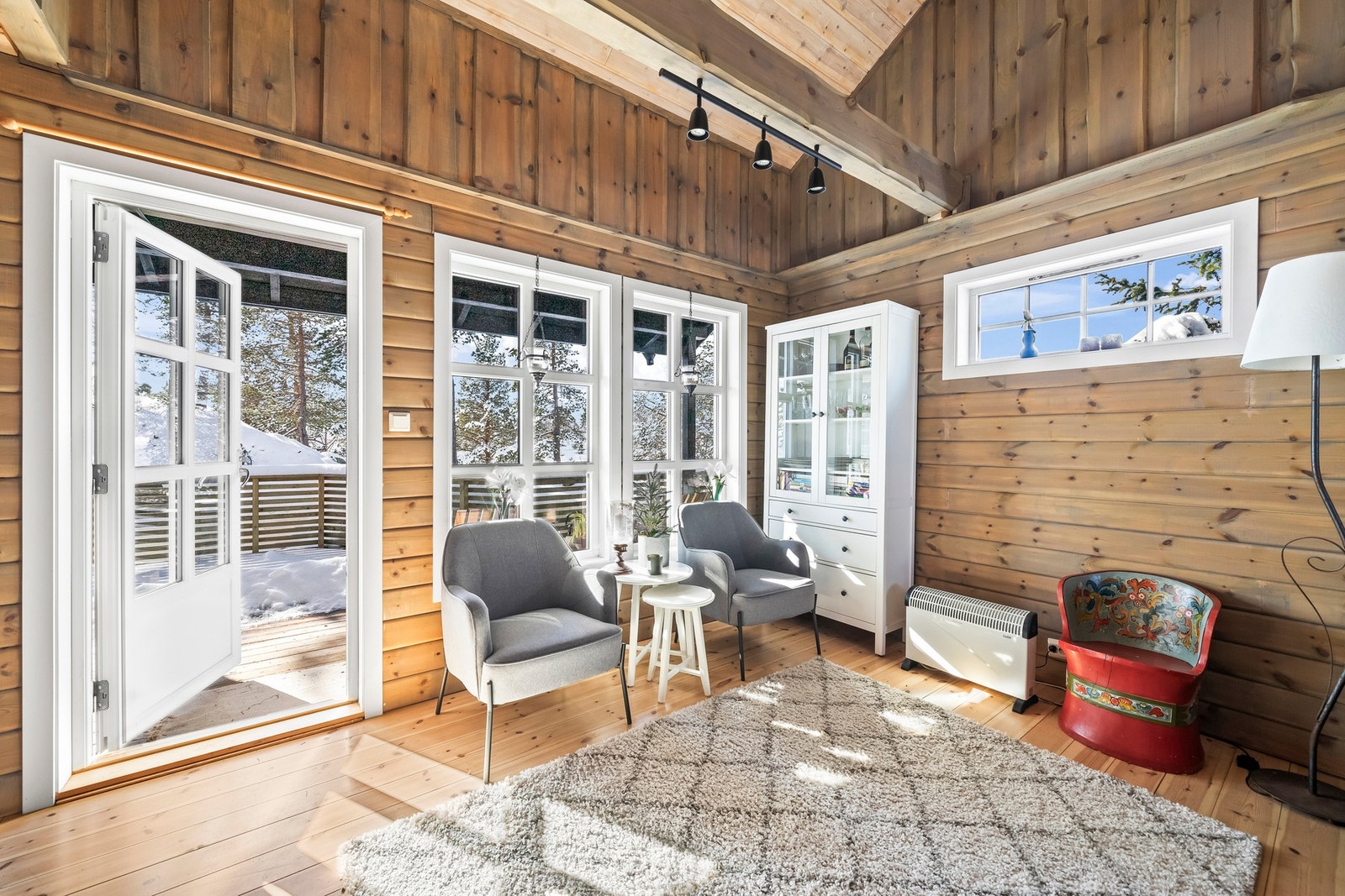 Denne hytta er lys og trivelig med store vinduer i stua, som slipper inn mye dagslys Galleribilde