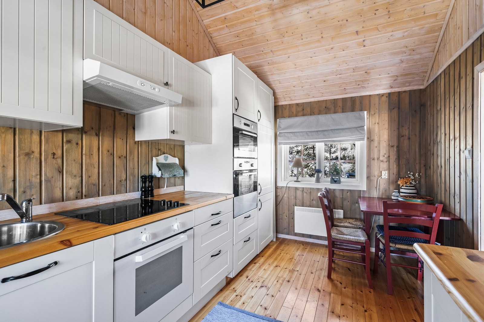 Kjøkkenet har plass til en liten spisekrok, og har gjennomlysning fra 2 vinduer Galleribilde