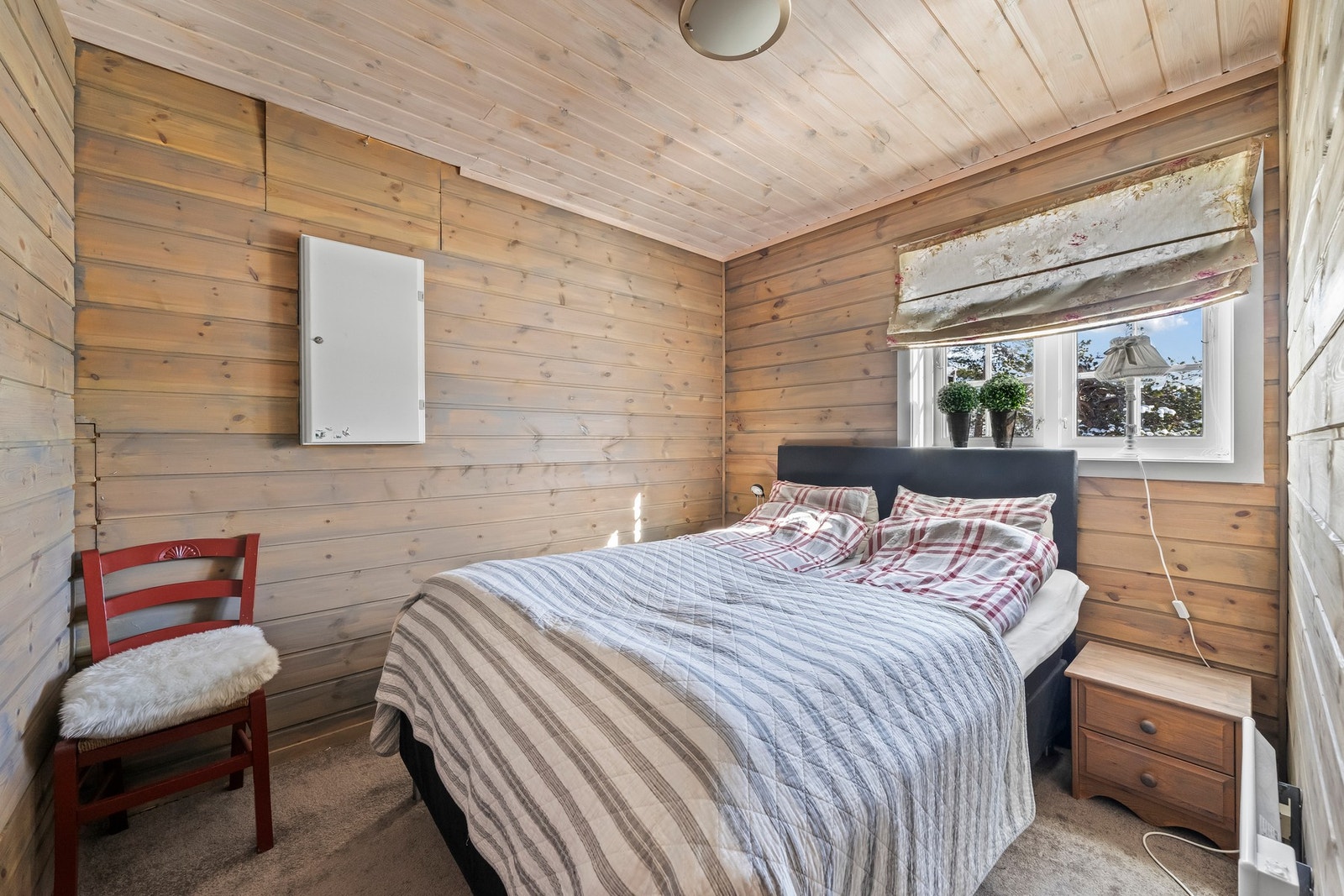 Soverom 1 har god plass til dobbelseng Galleribilde