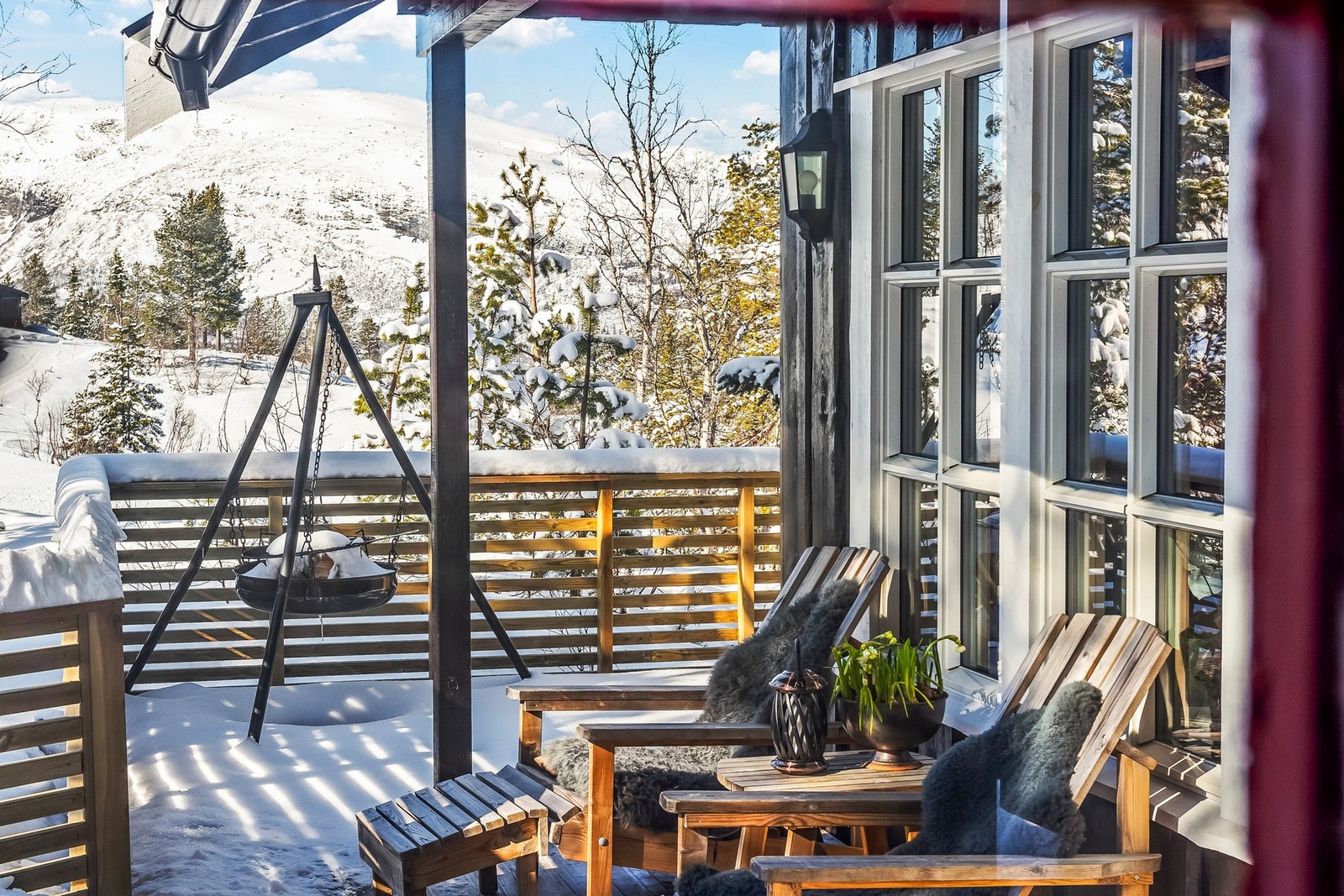 Gled deg til en avslappende hytteferie med bålkos og turer i skog og fjell Galleribilde