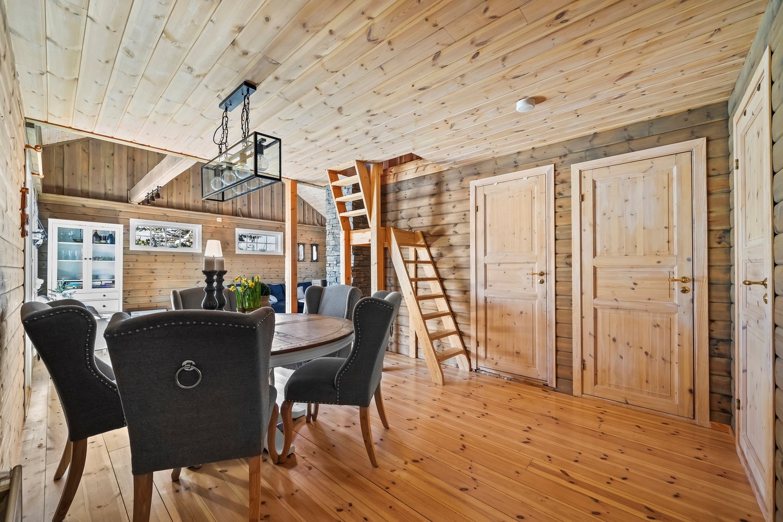 Trapp opp til hemsen fra spisestuen Galleribilde