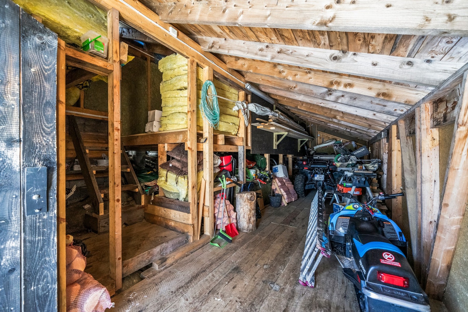 I utvendig bod er det god plass til alt av utstyr en trenger på hytta Galleribilde