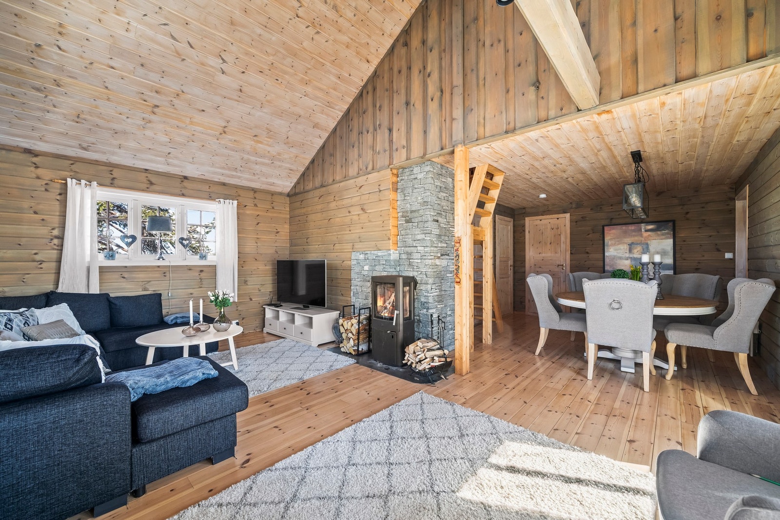 Peisovnen midt i rommet gir en behagelig varme og lun atmosfære på kalde dager Galleribilde