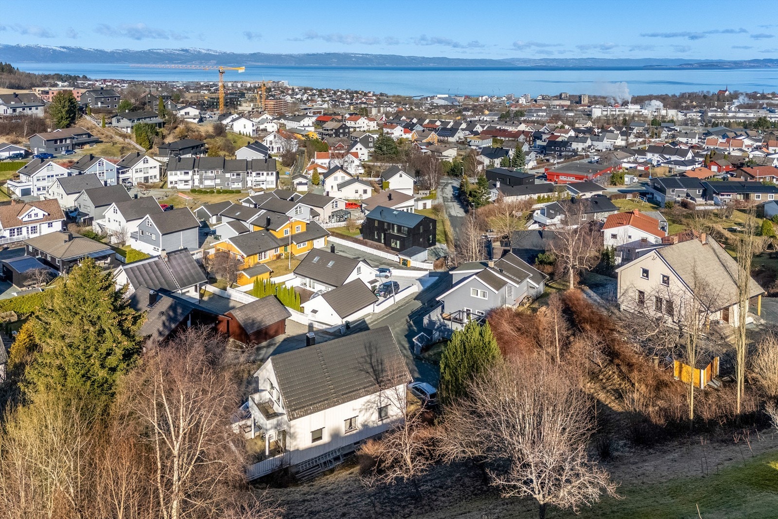 Her bor du med kort vei til en rekke dagligdagse servicetilbud, med gangavstand til blant annet skoler, barnehager, dagligvarebutikk, treningssenter og restauranter mm. Galleribilde