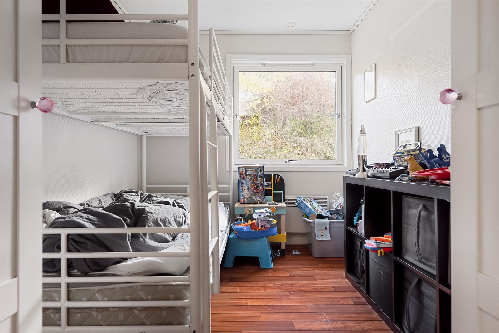 Et av to soverom i første etasje på 6,5 kvm. Galleribilde