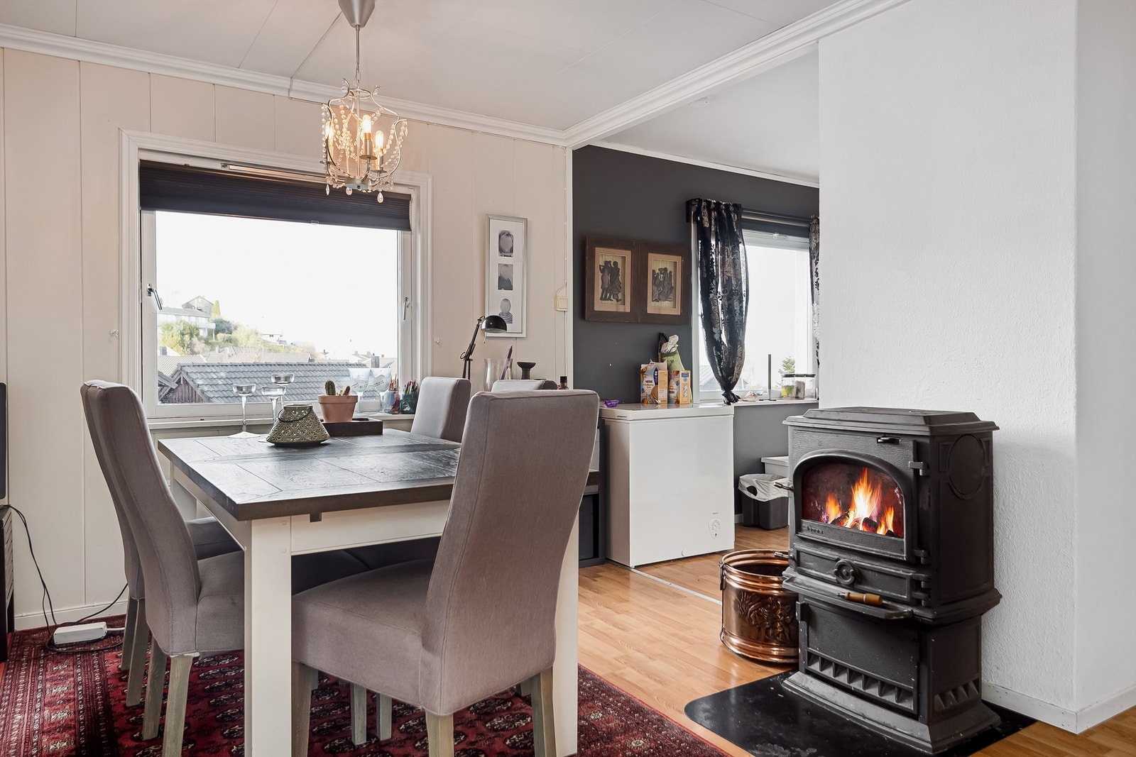 Boligen består av to bruksenheter, hvor hver del inneholder stue, kjøkken, bad, to soverom og eget inngangsparti. Galleribilde