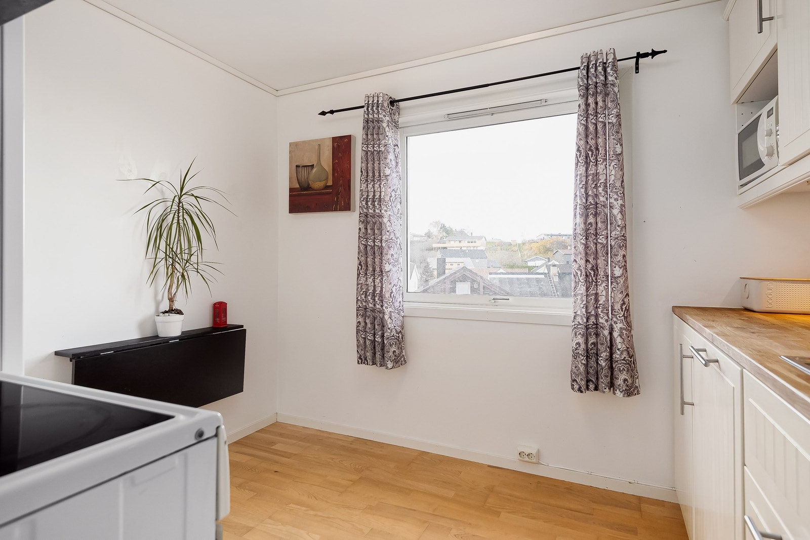 Kjøkkenet har plass til sittegruppe hvis ønskelig. Galleribilde