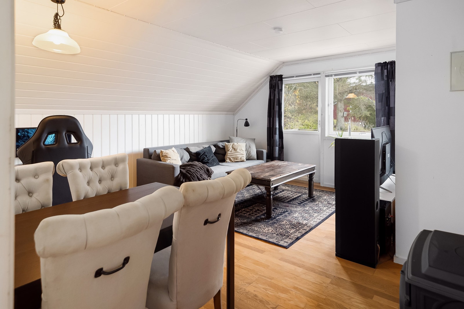 Stuen i loftsetasjen er på 19 kvm og har plass til både sittegruppe og spisegruppe. Galleribilde